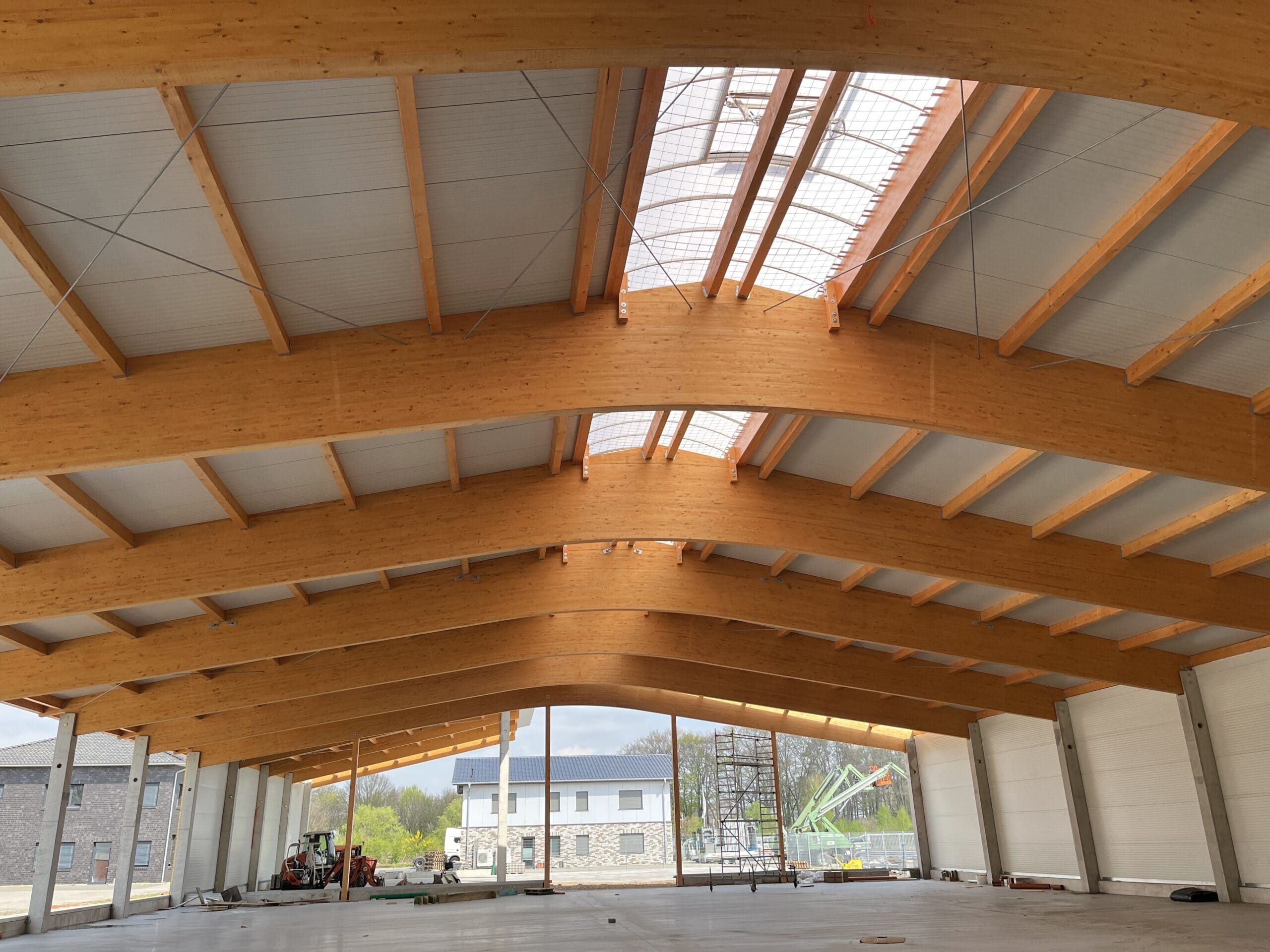 Hallenbau mit Holzkonstruktion von Spille